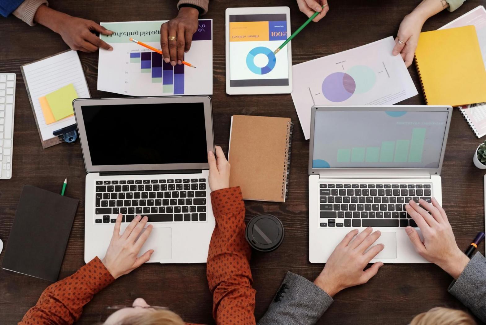 Technische SEO-Analyse auf mehreren Bildschirmen